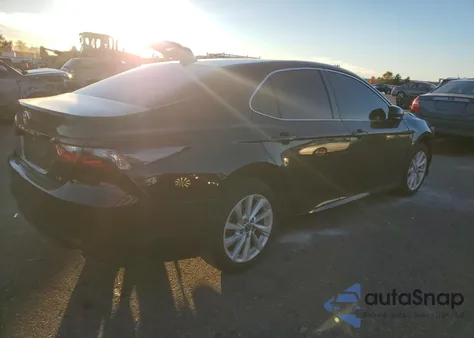 2024 Toyota Camry Le z USA, uszkodzony, nr VIN 4T1C11AK8RU222500